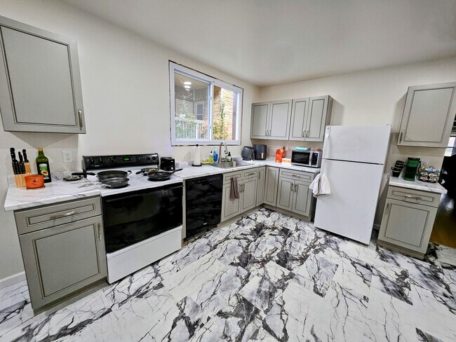 Foto del edificio - 3250 N Downer Ave
