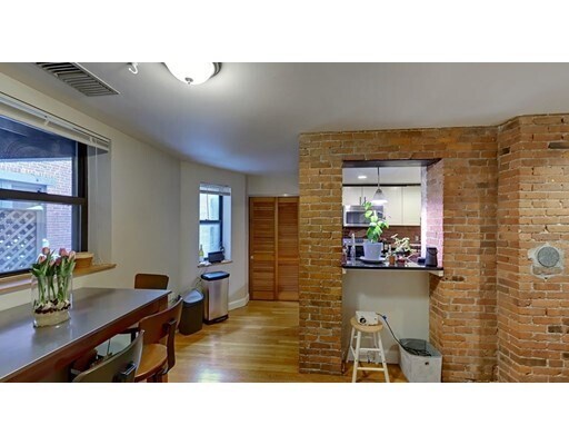 Building Photo - 87 Gainsborough St
