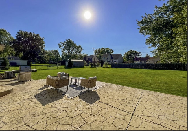 Building Photo - 23959 Springbrook Dr