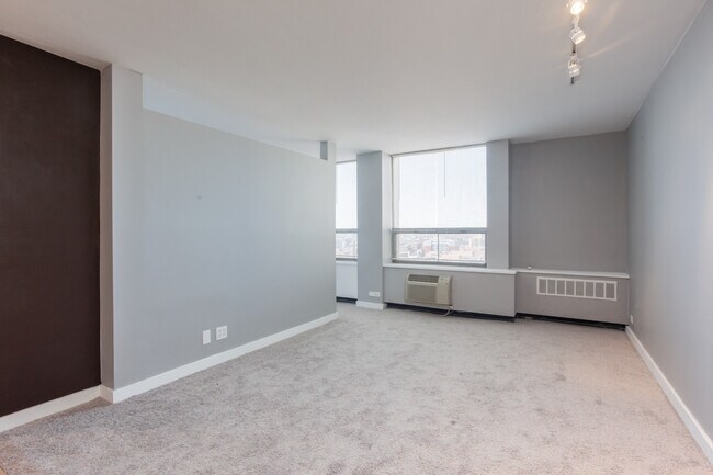 Building Photo - 1455 N Sandburg Terrace