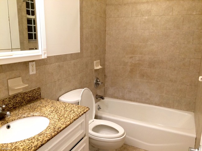 Building Photo - 3 br, 1 bath Apartment - 18-63 Linden Street