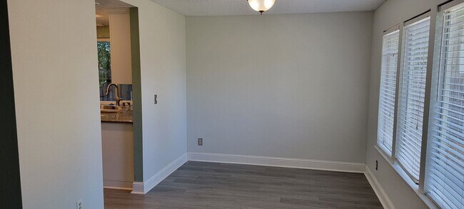 Building Photo - Adorable 3 bedroom 2 bath Available Now