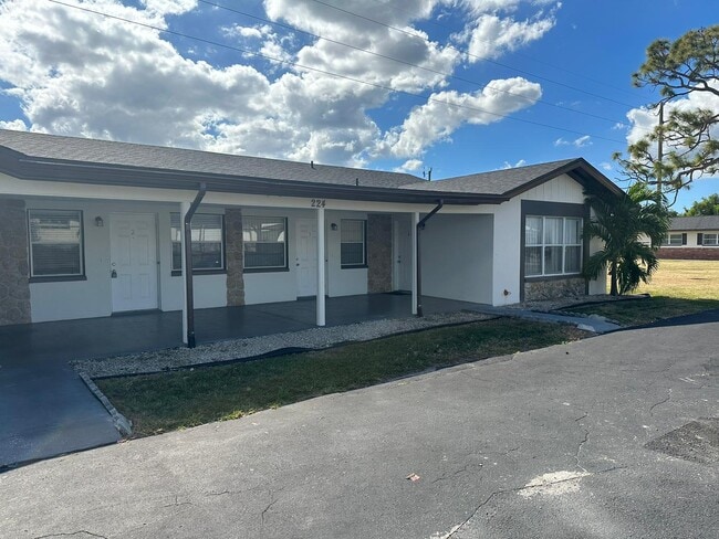 Building Photo - 224 SW 47th Ter