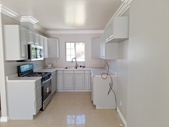 Cocina - 7920 Shoshone Ave