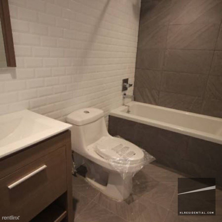 Building Photo - 126 Melrose St