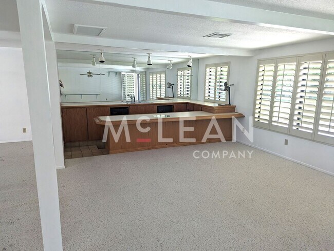 Foto del edificio - Now Available!  2737 E. Plaimor Avenue in ...