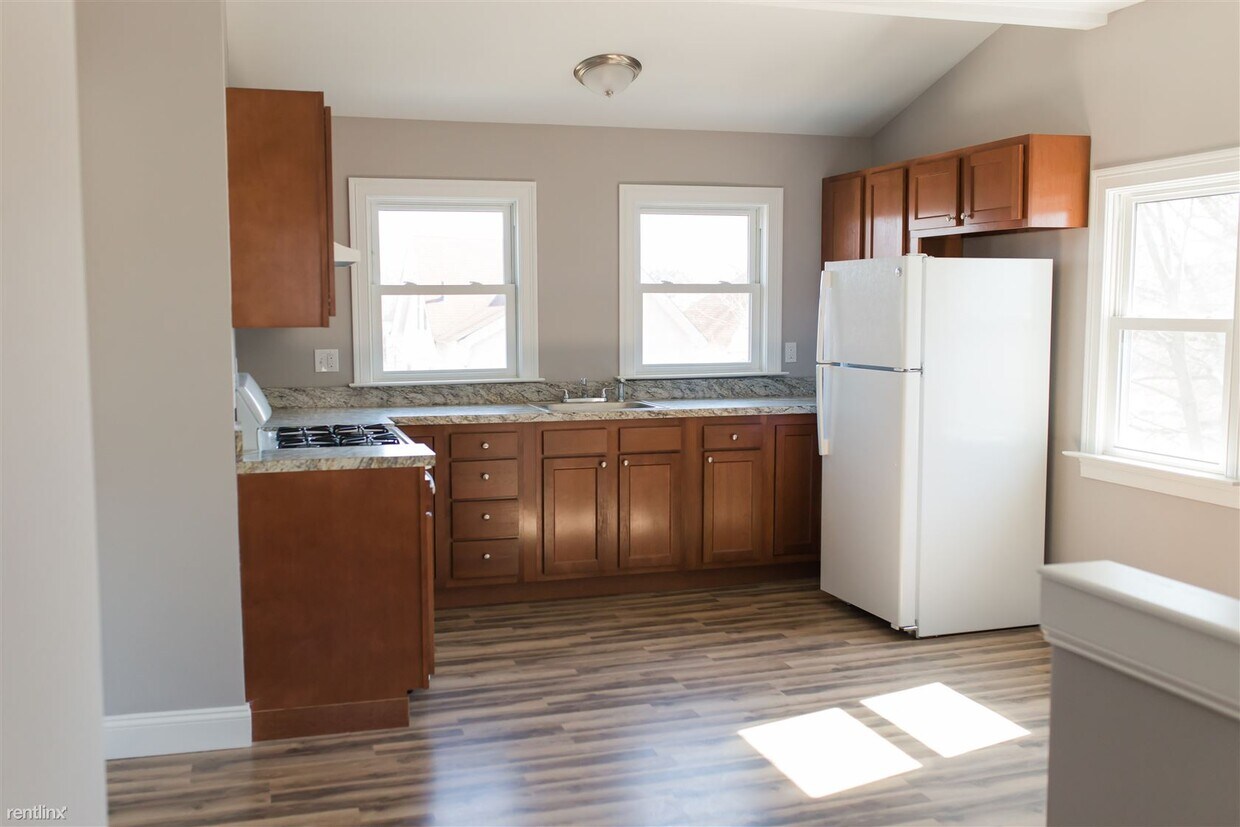 2 br, 1 bath - 112 Maple St Fl3 - 2 br, 1 bath  - 112 Maple St Fl3