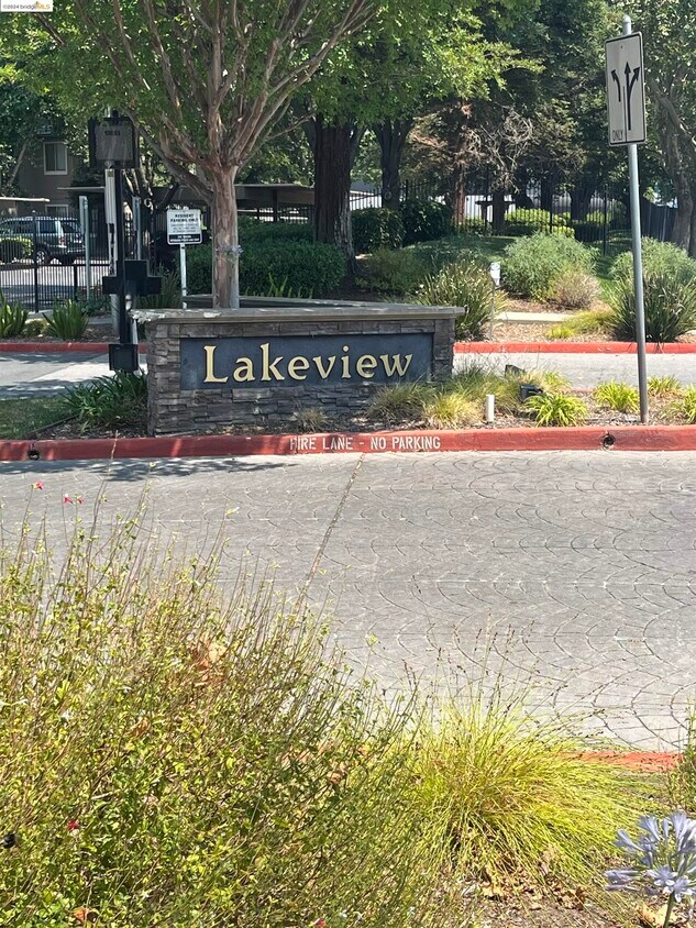 Primary Photo - 2207 Lakeview Cir