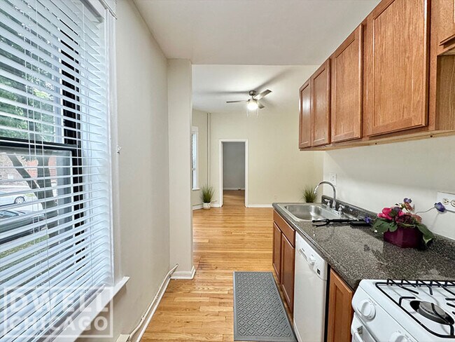 Foto del edificio - 916 W Waveland Ave