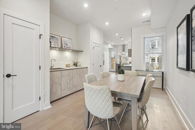 Foto del edificio - 3657 13th St NW