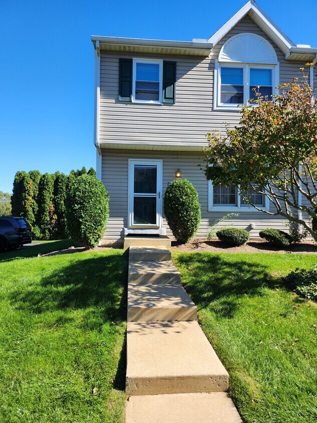 2911 Harbor Dr, Sinking Spring, PA 19608 Townhome Rentals in Sinking