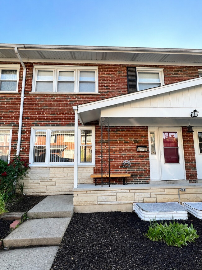 Building Photo - 916 N Boxwood Dr
