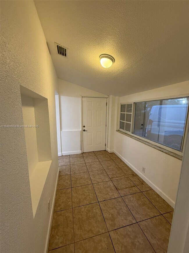 Foto del edificio - 1423 NE 175th St