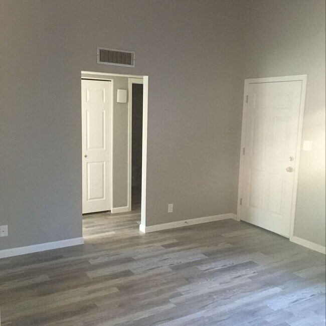 Building Photo - 852 N. Stapley Dr. - Move In Ready Unit In...