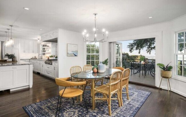 Foto del edificio - Stunning Luxurious Home with City Views!