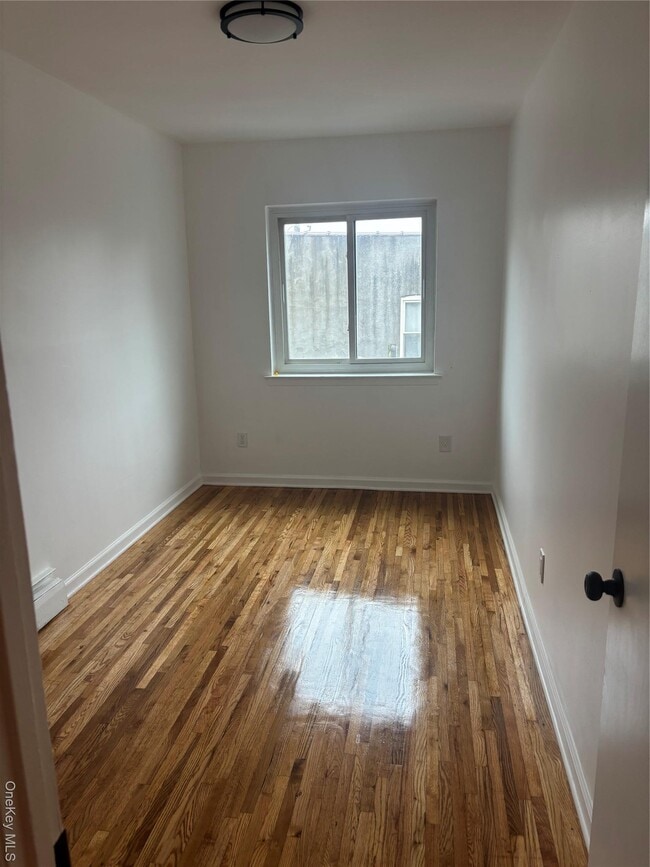 Foto del edificio - 654 Hegeman Ave