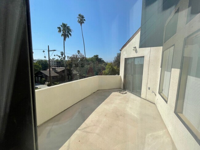 balcón orientado al noroeste - 747 E California Blvd