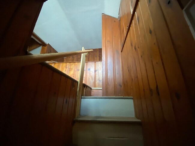 Building Photo - $950 - 2 bedroom / 1 bathroom home with a ...