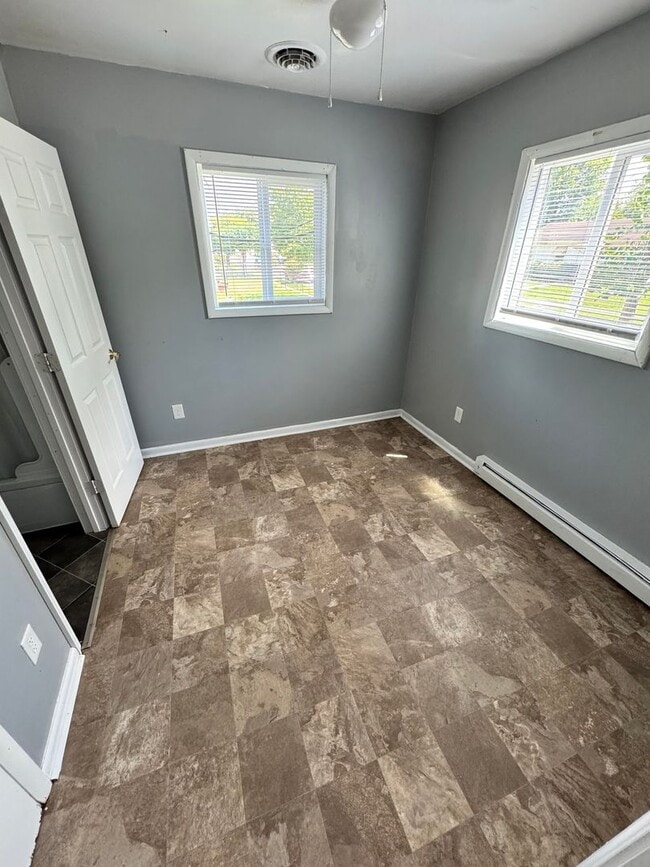 Building Photo - Cozy 3 bed 1.5 bath with Backyard