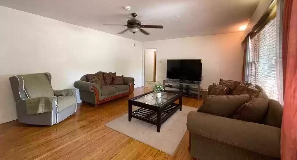 Living room - 5600 L St