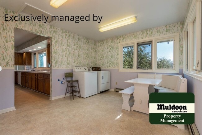 Building Photo - Beautiful 3 bedroom home with two car gara...