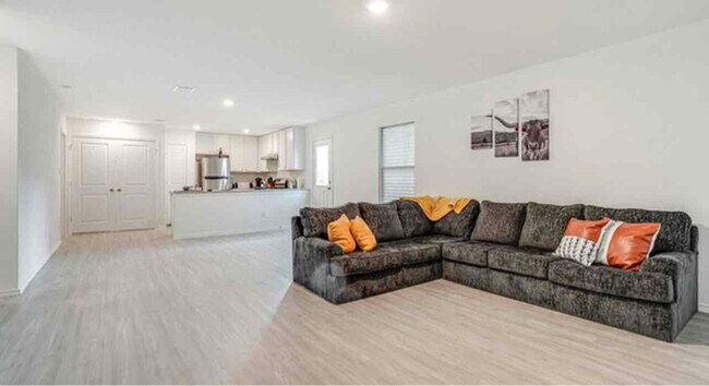 Building Photo - 2926 Millikan Dr