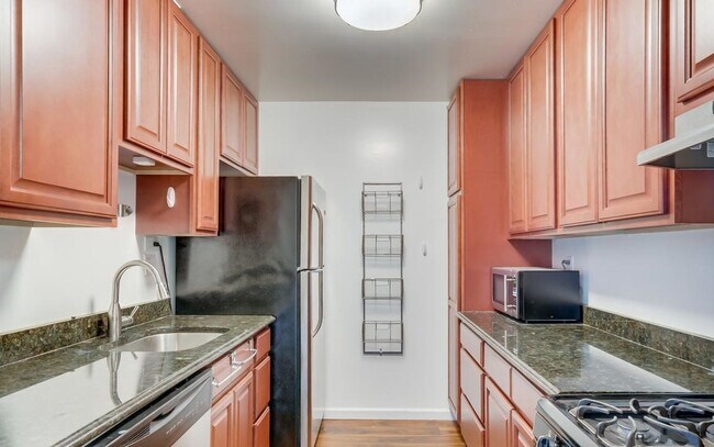 Building Photo - Open and bright 3BR 2BA 2 level condo in t...