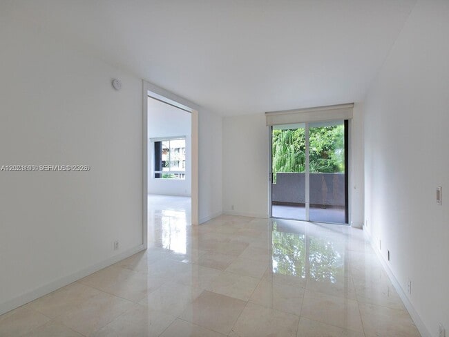 Foto del edificio - 121 Crandon Blvd