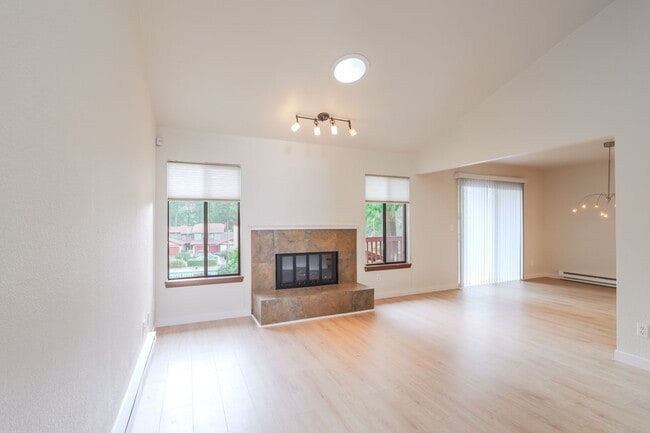 Building Photo - Spacious 3bd/2.5ba Smoketree Condo in Federal Way!