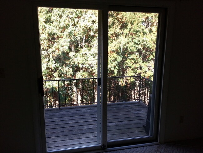 Building Photo - Spacious 2 Bedroom, 1 Bath Condominium in ...