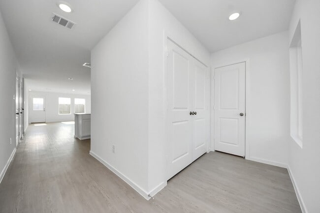 Building Photo - 25524 Roy Rogers Rd