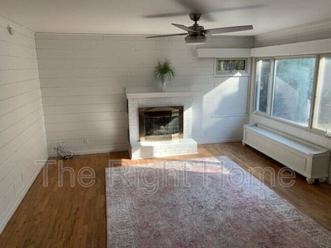 Foto del edificio - 8334 Izard St