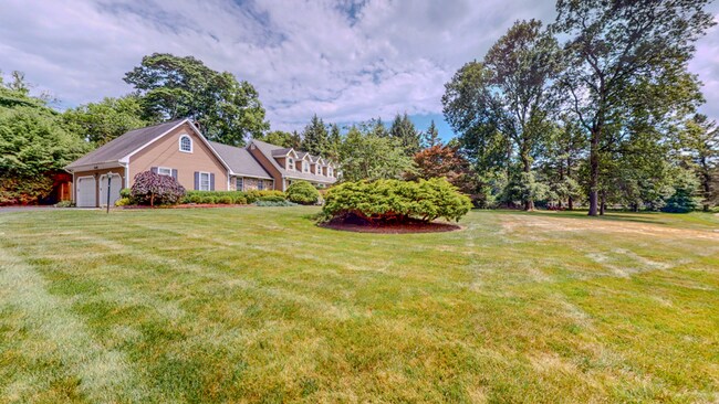 Foto del edificio - Beautiful Colonial Cape with Fireplace, De...