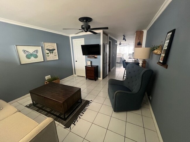 Building Photo - Fully Furnished One Bedroom Overlooking Pool on Ena Road in Waikiki