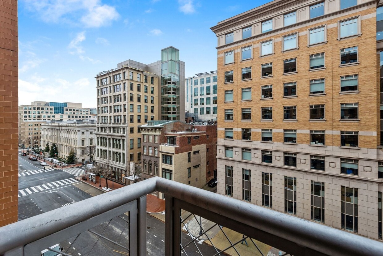 Primary Photo - $400 Off! Professionally Managed, Spacious...