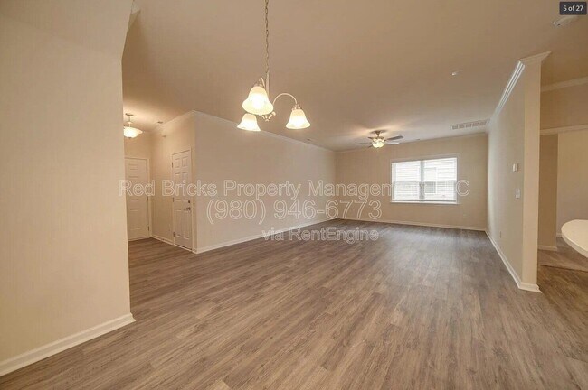 Foto del edificio - 7015 Thornrose Dr