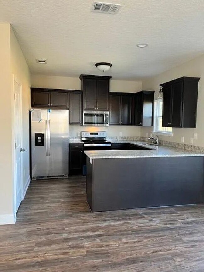 Building Photo - g 3-bedroom, 2.5-bathroom, two-story home ...