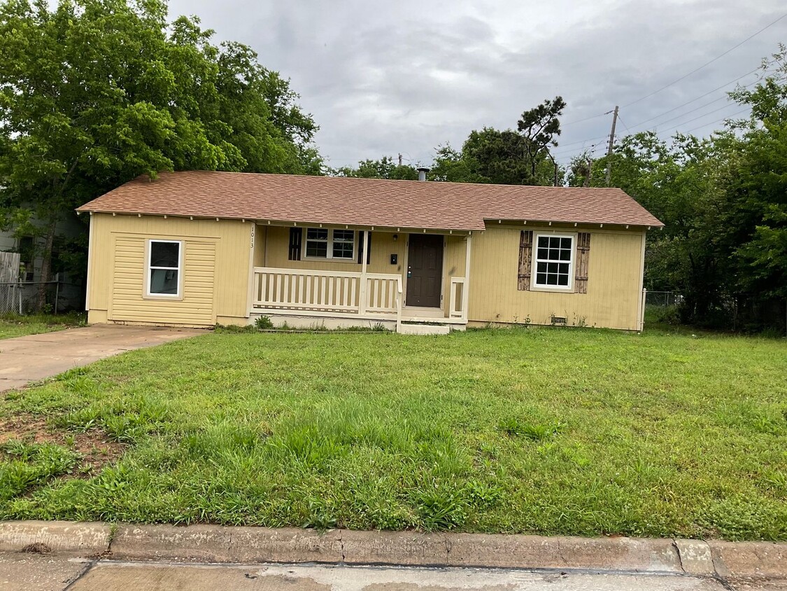 Foto principal - 3 Bed 1 Bath Home in Midwest City