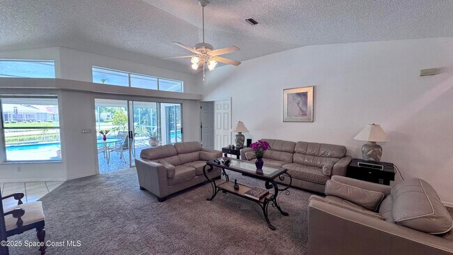 Foto del edificio - 615 Sheridan Woods Dr