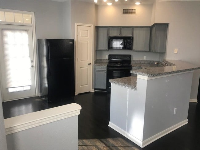 Building Photo - 5126 W Stone Manor