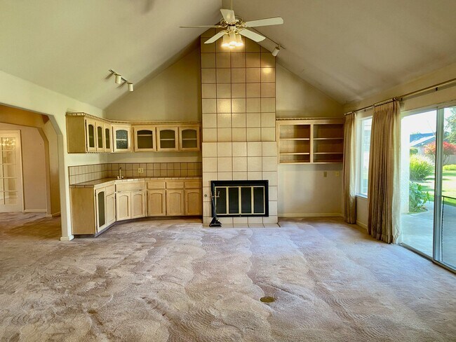 Building Photo - $3,800 West Fresno 5 Bedroom Home with Sol...