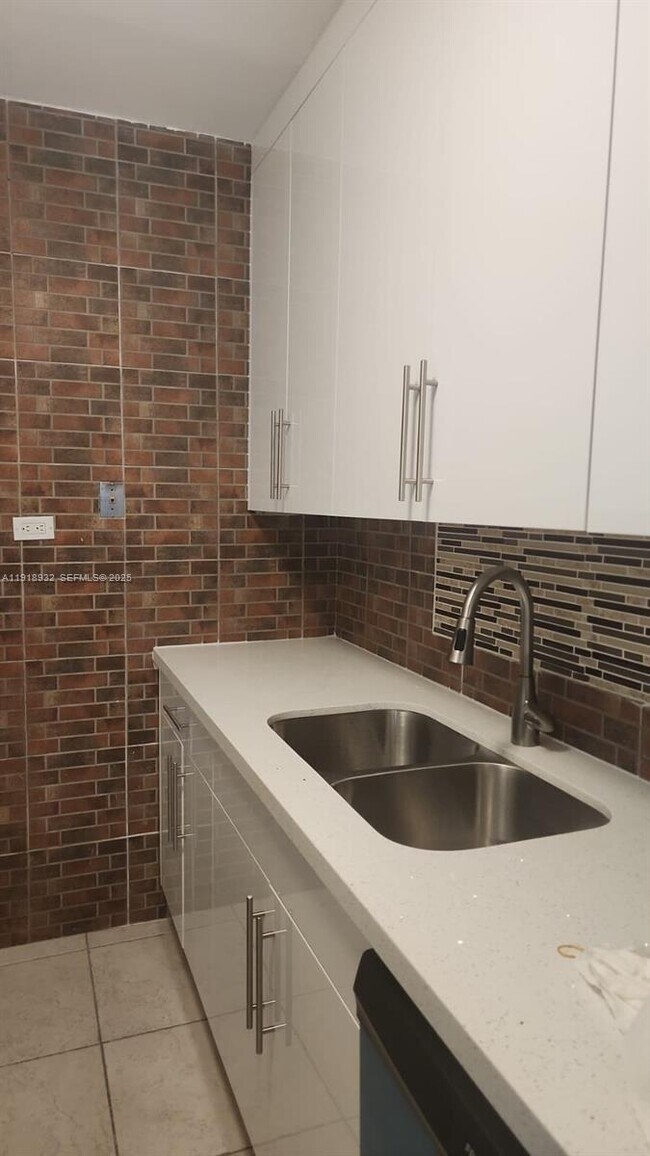 Foto del edificio - 1582 NE 172nd St