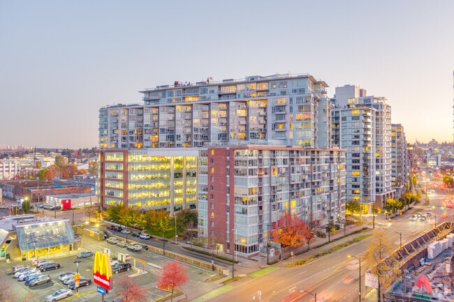 Photo du bâtiment - Central & Skybridge Residences