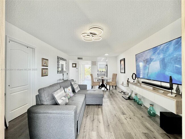 Foto del edificio - 8305 Sunrise Lakes Blvd