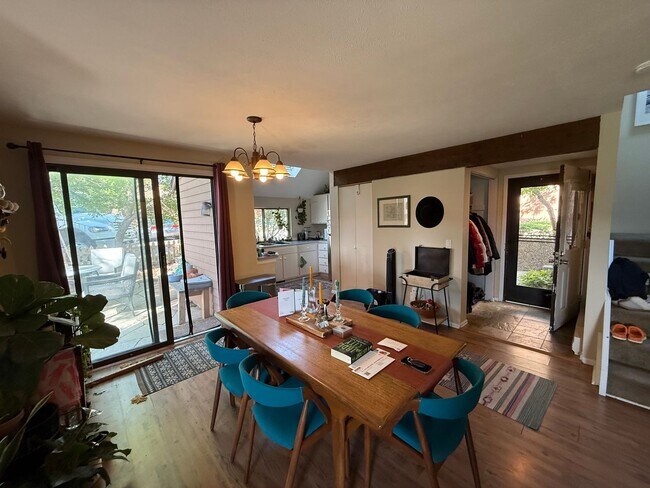 Foto del edificio - Spacious End-Unit Townhome in Scenic Shanahan Ridge