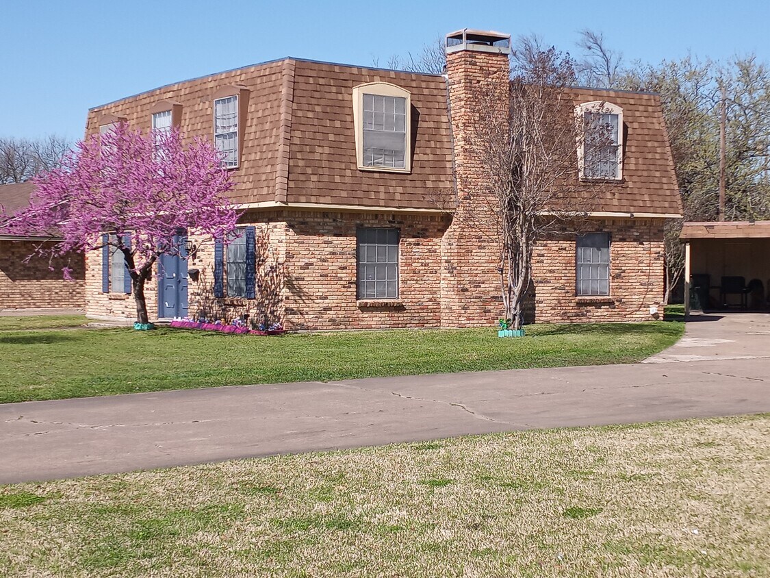 1903 W Shields Dr, Sherman, TX 75092 Townhome Rentals in Sherman TX
