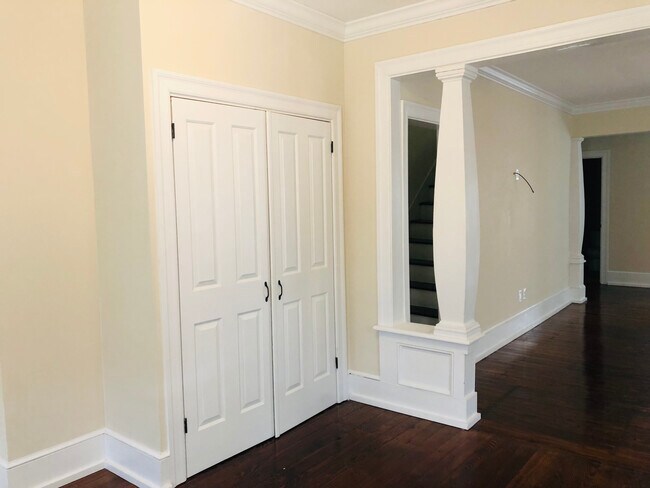 Foyer - 30 Dickinson St