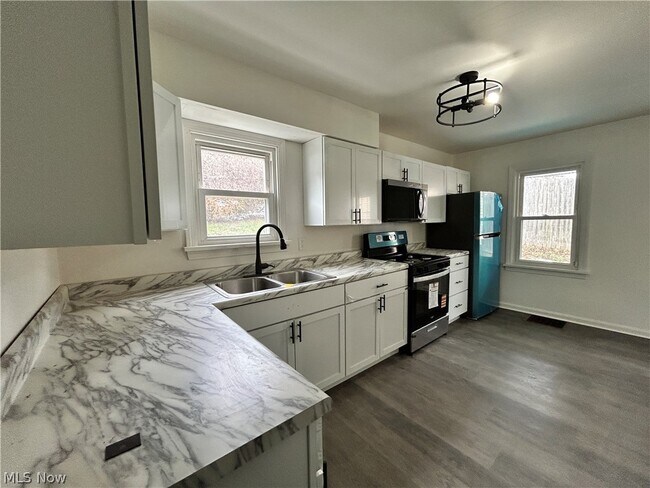 Building Photo - 121 Parr Ave