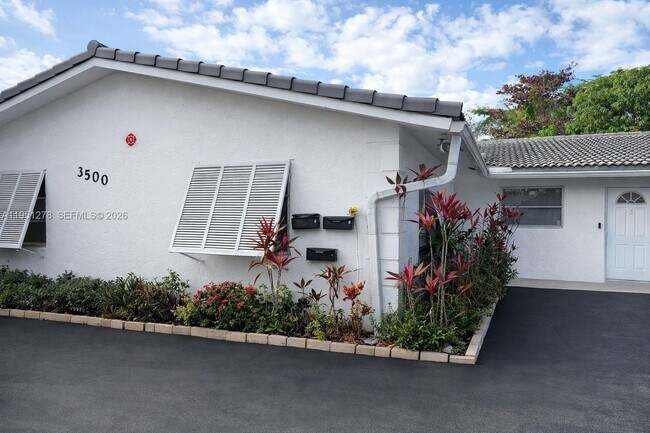 Building Photo - 3500 Riverside Dr