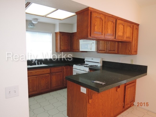 Building Photo - Temecula 3 bedroom Pool Home!
